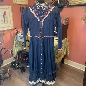 Adorable Western Style 1970s vintage dress Gunne Saxe denim cottage core XS